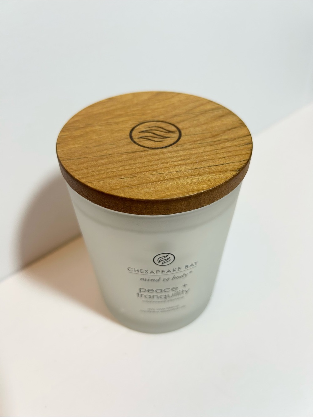 Chesapeake Bay Cashmere Jasmine Scented Candle in Frosted White Wood Lid 8.8 OZ - Picture 3 of 4